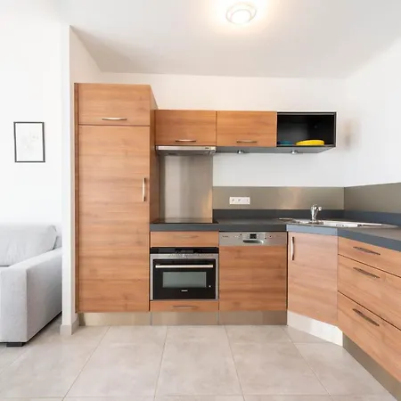 Appartamento 2-br Seafront In *