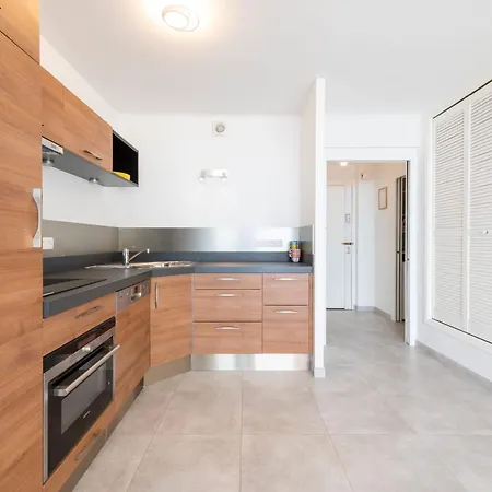 דירה 2-br Seafront In *