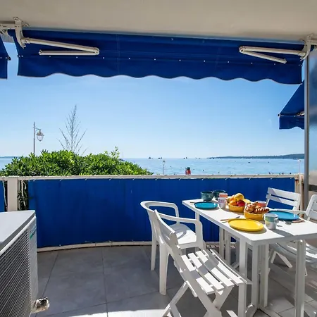 Apartmán 2-br Seafront In