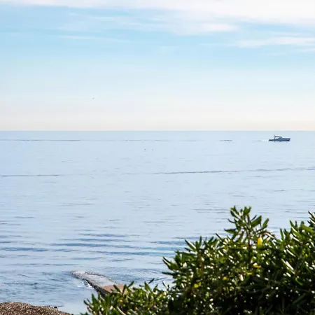 2-br Seafront In 公寓