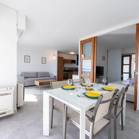 Apartment 2-br Seafront In